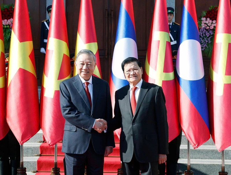 라오인민혁명당(LPRP) 중앙위원회 총서기인 통룬 시술릿 라오스 국가 주석(오른쪽)이 5일 비엔티안에서 또럼 베트남공산당(CPV) 중앙위원회 서기장과 악수를 나누고 있다. (사진: VNA)