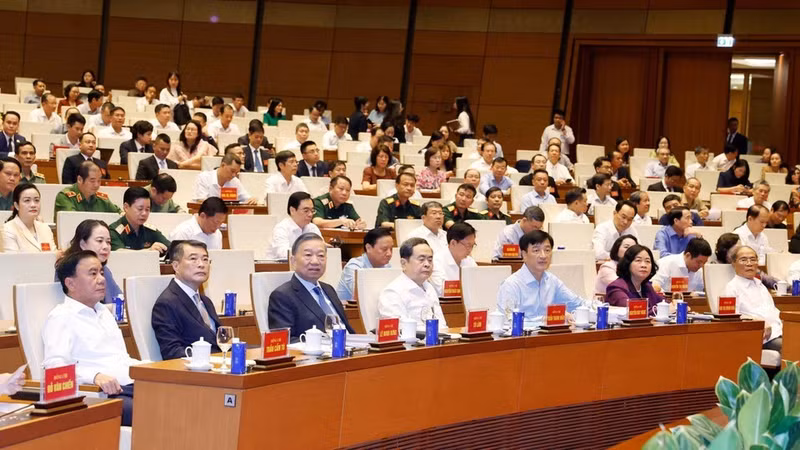  회의에 참석한 또 럼 당 서기장 겸 국가주석(첫 번째 줄 왼쪽에서 세 번째)과 지도자들. (사진: VNA)