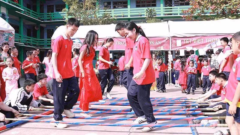 대나무 장대 춤에 참여하는 학생들.