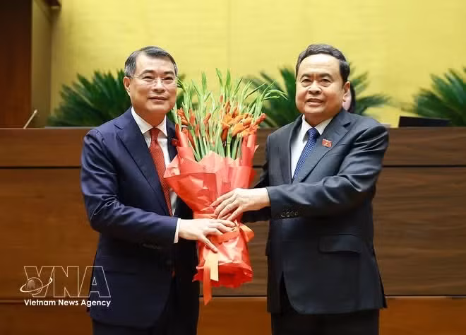 쩐탄먼 국회의장이 레민흥 총리 선출을 축하하며 꽃다발을 전달하고 있다. (사진: VNA)