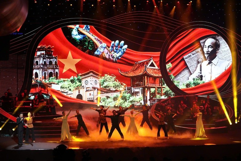 ‘당에 대한 변함없는 신뢰와 사랑’이라는 제목의 예술 프로그램 공연 모습. (사진: VOV)