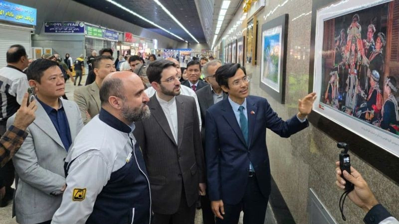 응우옌 르엉 응옥 대사가 개막식에 참석한 대표단에게 전시품을 소개하고 있다. (사진: 주이란 베트남 대사관)