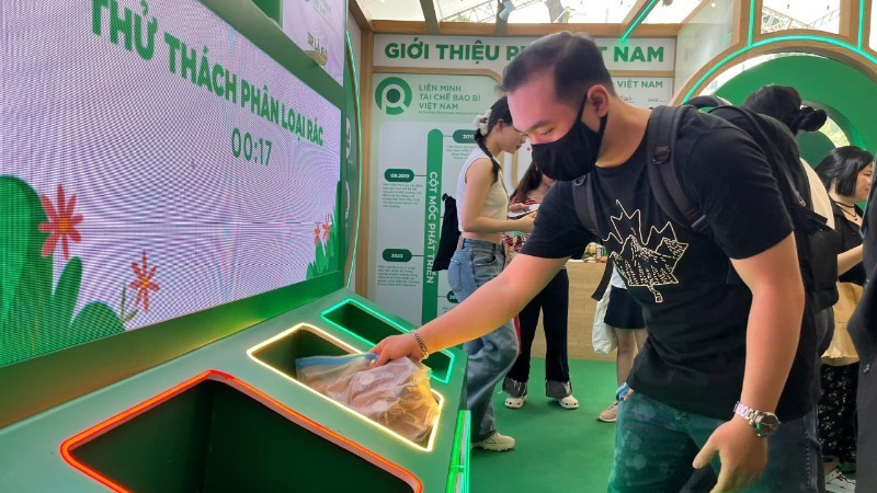 '분리배출 쓰레기 챌린지'에 참여하는 소비자들.