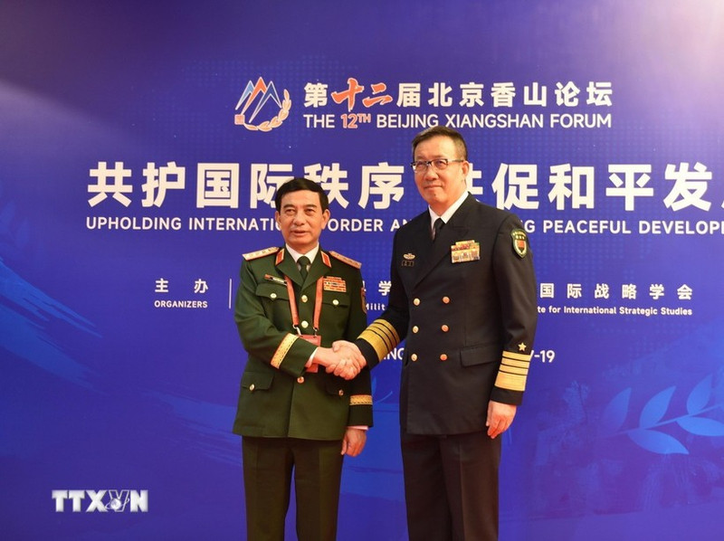 판 반 장 베트남 국방부 장관(왼쪽)과 둥쥔 중국 국방부장(중장)이 9월 18일 베이징에서 회담을 갖고 있다. (VNA)