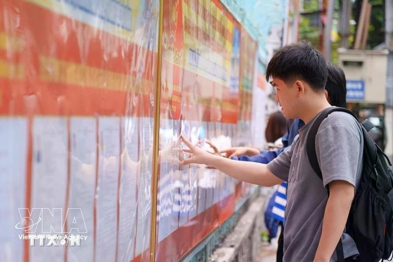 다낭대학교 학생들이 대학에 게시된 후보자 명단을 살펴보고 있다. (사진: 베트남통신사)