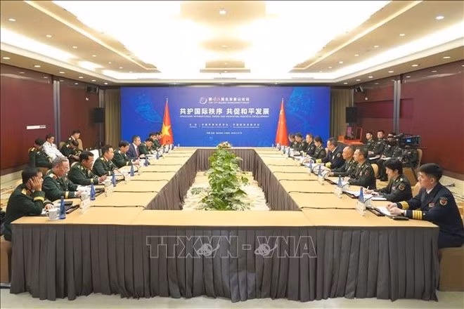 판 반 장(Phan Van Giang) 베트남 국방부장(왼쪽 다섯 번째)과 둥쥔(董军) 중국 국방부장(오른쪽 다섯 번째)이 베이징에서 회담을 갖고 있다. (사진: VNA)