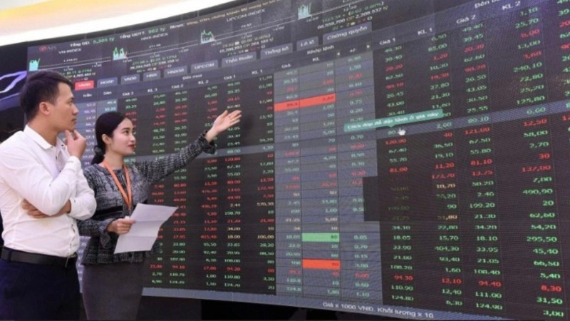 주식 동향을 주시하는 투자자들