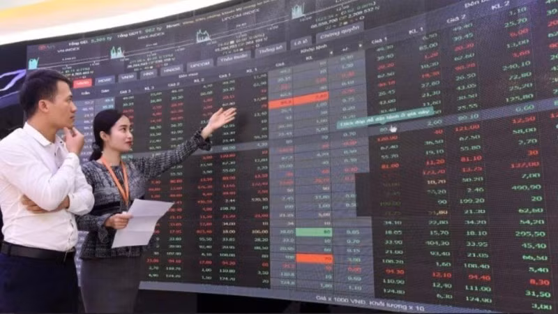 주식 동향을 주시하는 투자자들