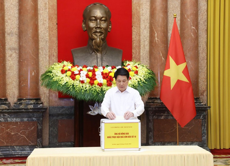 르엉 끄엉 국가주석이 태풍 '부아로이'로 피해를 입은 이재민들을 지원하기 위해 성금을 기부하고 있다. (사진: VNA)