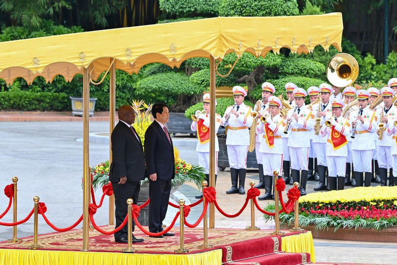 르엉 끄엉 국가주석이 국빈 방문중인 남아프리카공화국 마타멜라 시릴 라마포사 대통령을 위한 환영식을 열고 있다.(사진: NDO)