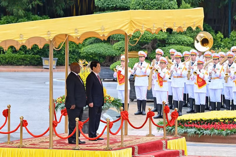 르엉 끄엉 국가주석이 국빈 방문중인 남아프리카공화국 마타멜라 시릴 라마포사 대통령을 위한 환영식을 열고 있다.(사진: NDO)