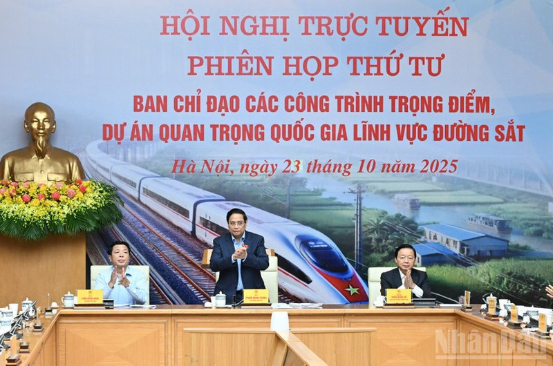 팜 민 찐 베트남 총리가 회의에서 발언하고 있다. (사진: NDO)