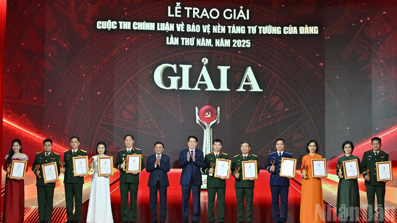 정치국 위원이자 국가주석인 르엉 끄엉과 정치국 위원 겸 당 중앙위원회 서기국 상임위원인 쩐 깜 뚜가 22일 하노이에서 열린 제5회 전국 당 사상 기초 수호 정치 에세이 공모전 시상식에서 A상 수상자들에게 상을 수여하고 있다. (사진: VNA)