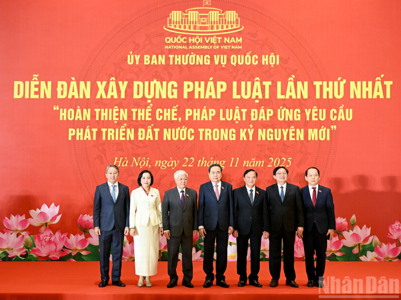 쩐탄먼 국회의장(왼쪽 네 번째)과 대표단이 사상 최초로 열린 입법 포럼에 참석하고 있다.