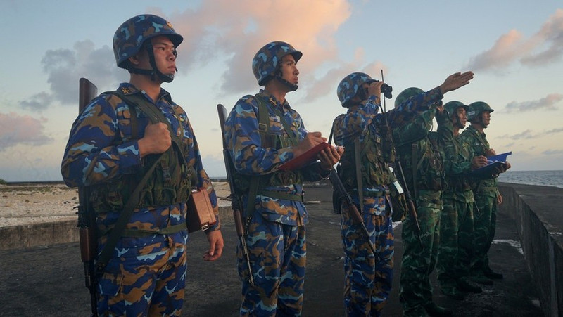 쯔엉사(Truong Sa)에서의 훈련 및 전투 대비 태세는 높은 수준으로 유지되고 있다. 이는 조국의 국경 수호와 제14차 전국당대회의 성공에 기여하고 있다. (사진: 쭝 훙)