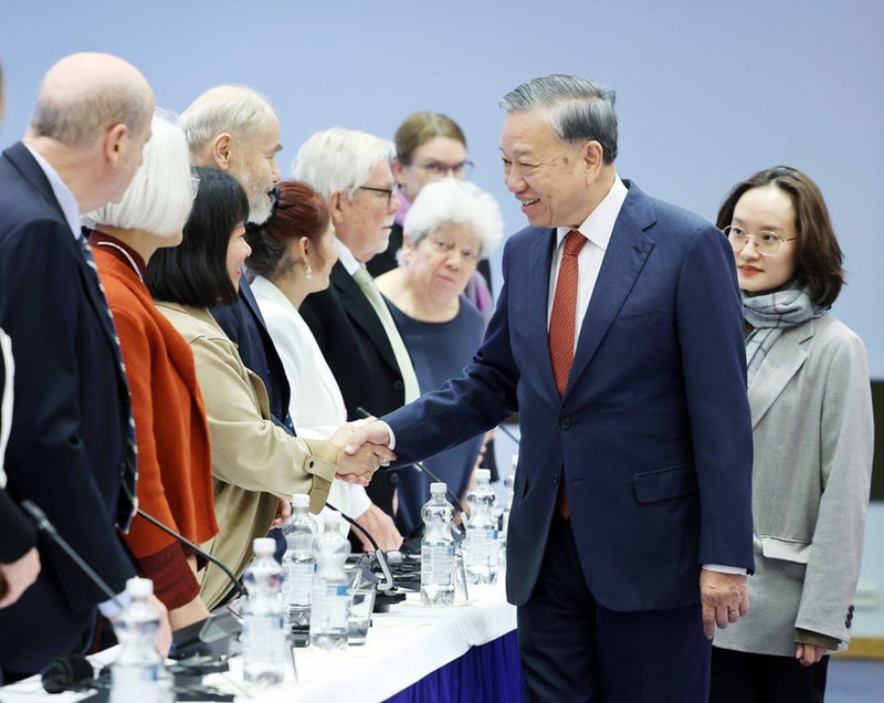 또 럼 당 서기장과 대표단 (사진: VNA)