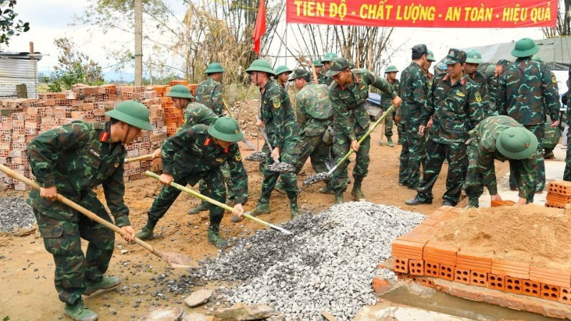 제5군구 소속 병사들이 중부 닥락성에서 홍수 피해를 입은 주민들의 주택을 재건하기 위해 힘을 모으고 있다. (사진: 반 비엔)
