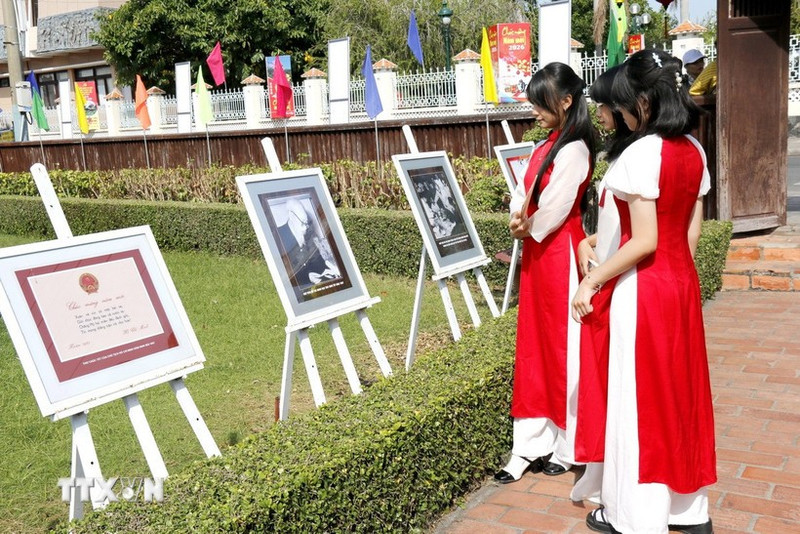 전시회를 찾은 관람객들 (사진: VNA)