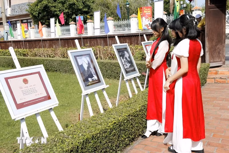 전시회를 찾은 관람객들 (사진: VNA)