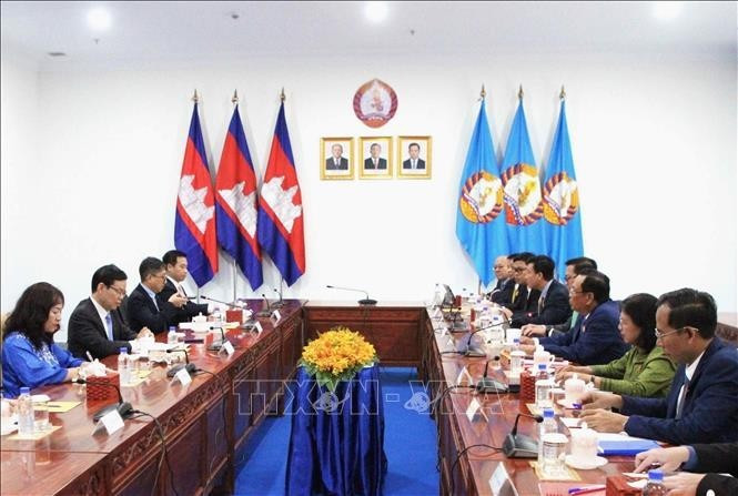 당 중앙위원회 선전교육대중동원위원회 대표단과 캄보디아 인민당 중앙위원회 대중동원위원회 간의 업무회의 모습 (사진: VNA)