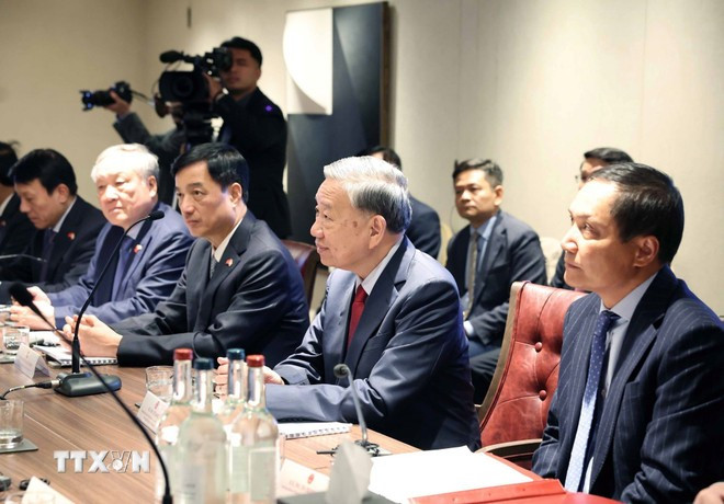 또 럼 베트남 공산당 서기장이 런던에서 열린 인공지능 및 기술 관련 세미나에 참석했다 (사진: VNA)