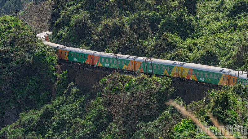 “해피 트레인”이 아름다운 하이반 고개를 통과하는 순간. (사진: 뚱람)
