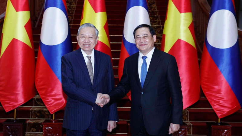 토람 베트남 공산당 총서기(왼쪽)가 2월 5일 비엔티안에서 소넥사이 시판돈 라오스 총리와 회담을 갖고 있다. (사진: VNA)