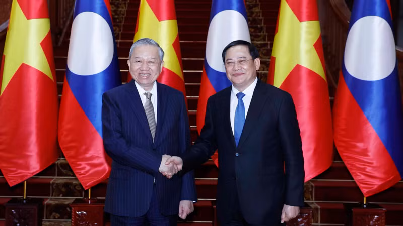 토람 베트남 공산당 총서기(왼쪽)가 2월 5일 비엔티안에서 소넥사이 시판돈 라오스 총리와 회담을 갖고 있다. (사진: VNA)