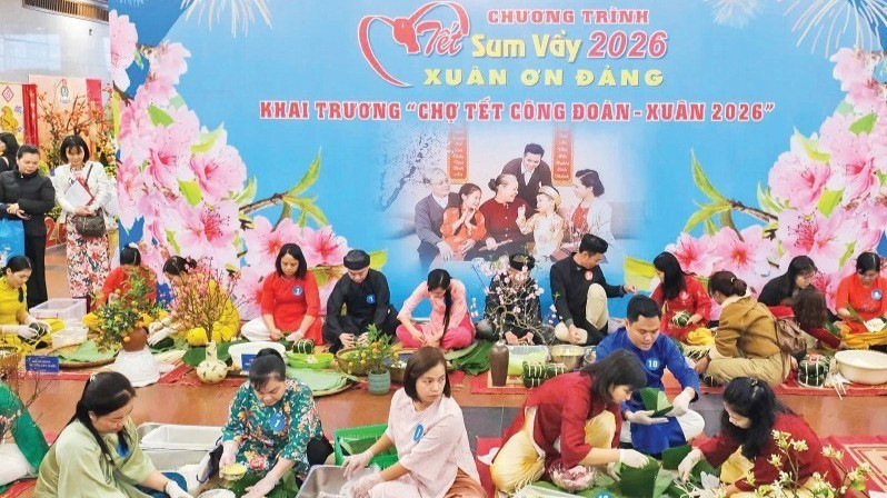 하노이 노동연맹이 주최한 ‘설맞이 상봉 – 봄나눔’ 프로그램에서 노조원들이 ‘반쯩’(베트남 전통 사각 찹쌀떡) 만들기 대회에 참가하고 있다. (사진: 응옥 안)