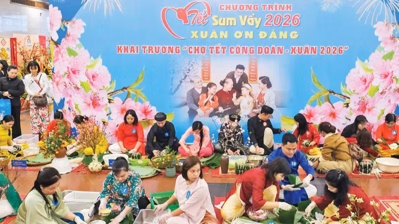 하노이 노동연맹이 주최한 ‘설맞이 상봉 – 봄나눔’ 프로그램에서 노조원들이 ‘반쯩’(베트남 전통 사각 찹쌀떡) 만들기 대회에 참가하고 있다. (사진: 응옥 안)