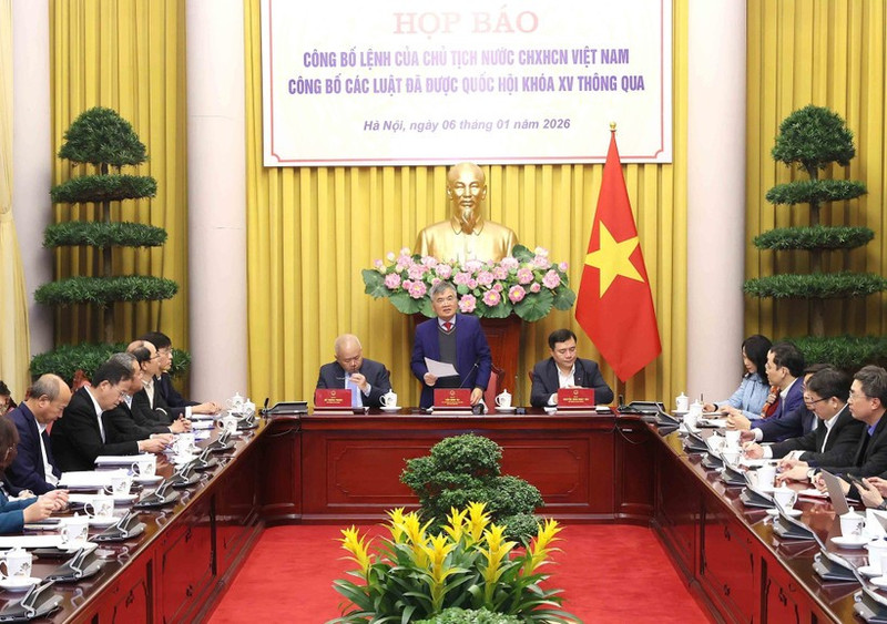 국가주석실이 최근 국회를 통과한 12개 법률에 대해 주석의 공포 명령을 발표하는 기자회견을 열고 있다. (사진: VNA)