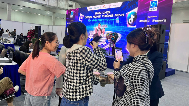 젊은이들이 인공지능(AI)을 활용해 제품 영상을 제작하고 이를 다양한 디지털 플랫폼에 공유하고 있다.