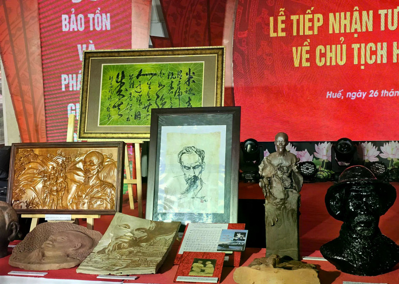 후에 호찌민 박물관에 24점의 유물 기증 (사진: cuuchienbinh.vn)