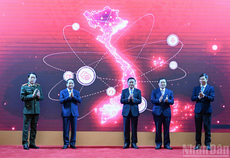 대표단, 정보·교육 및 대중 동원 통합(TGDV) 모바일 애플리케이션 첫선 (사진: NDO)