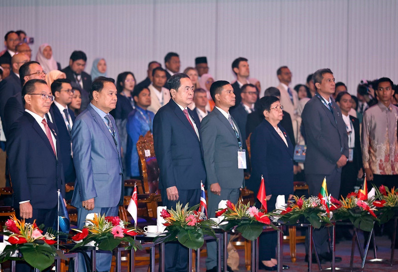 쩐 탄 만(Tran Thanh Man) 베트남 국회의장과 대표단이 제46차 AIPA(아세안 의회연맹) 총회 개회식에 참석하고 있다.