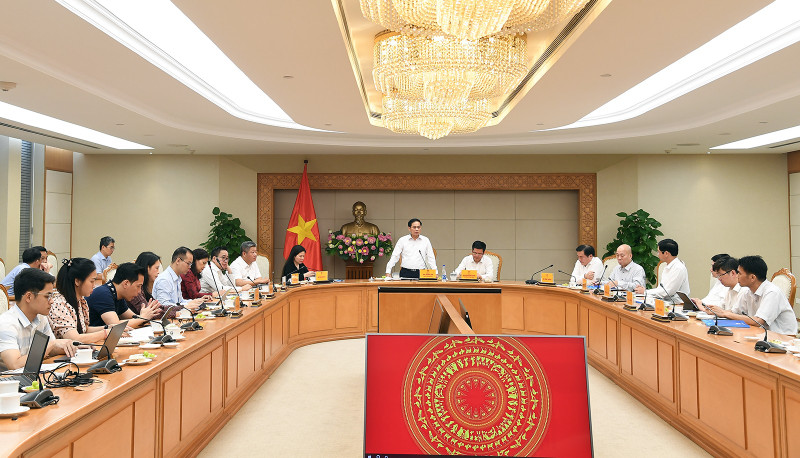 부이 탄 손 부총리가 회의에서 발언하고 있다. (사진: VGP)