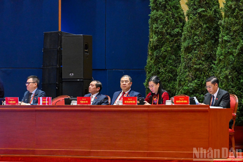 당 및 국가 지도자들이 토론 세션에서 대표단과 함께 단체 사진을 촬영하고 있다. (사진: 당 코아)