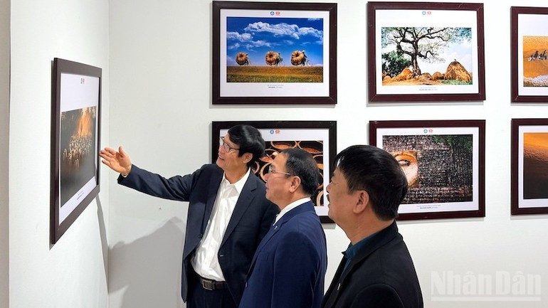 사진 전시회를 찾은 관람객들.