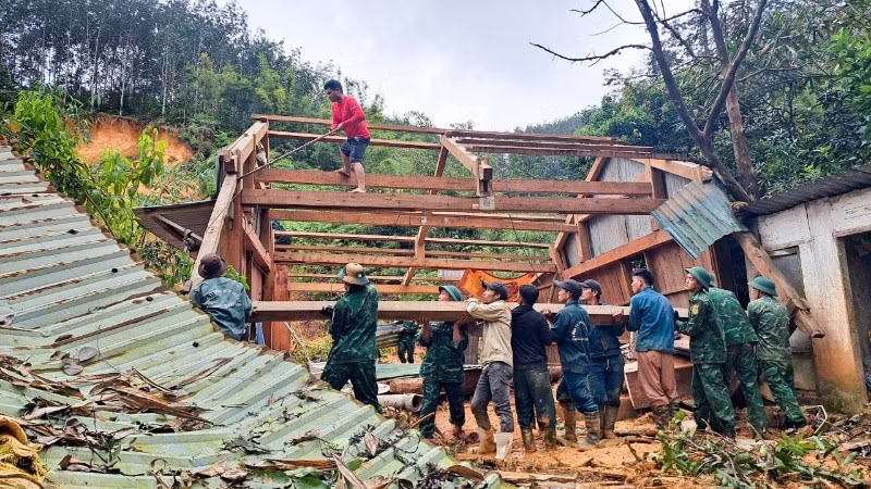 국경 수비대가 홍수 위험이 있는 아브엉 지역에서 주택을 더 안전한 곳으로 옮기고 있다.