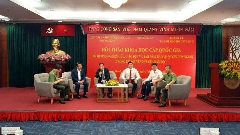 심포지엄에서 패널 토론에 참여하고 있는 대표단.