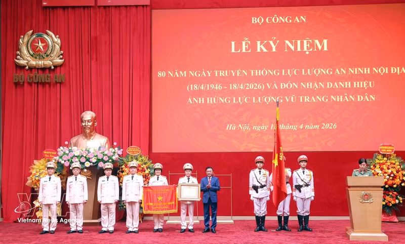 쩐껌뚜 당 중앙위원회 서기국 상임위원이 공안부 국내안보국에 ‘인민군 영웅’ 칭호를 수여하고 박수를 치고 있다. (사진: VNA)