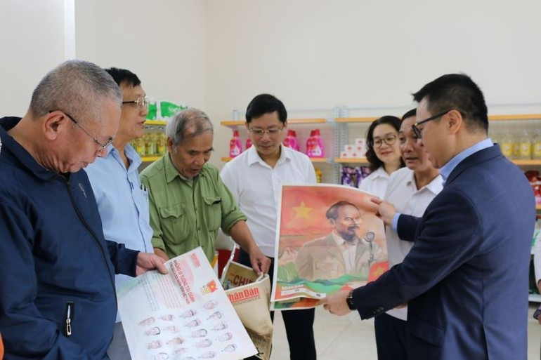 하노이 바쯔랑(Bat Trang) 지역 문화우체국에 제14차 전국당대회 초안 문건에 관한 인민신문(Nhan Dan) 특별 부록이 배포됐다.