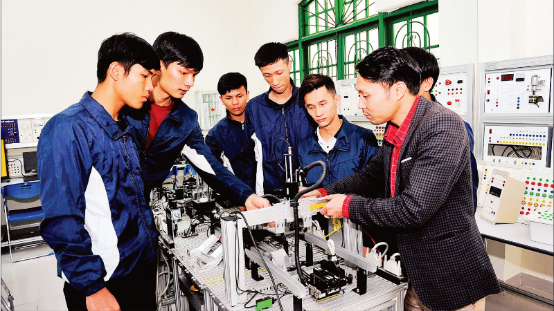 럼동성 달랏대학교에서 실습 수업 중인 학생들. (사진: 뚜에 응히)