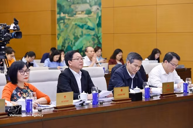 개회식에 참석한 호꾸억중 부총리(왼쪽 두 번째)와 대표단. (사진: VNA)