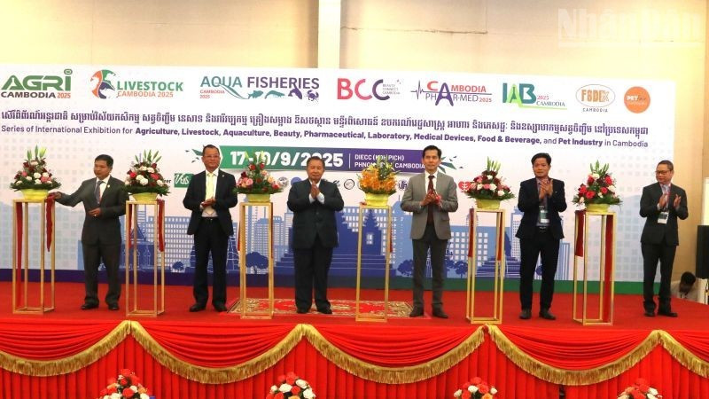 개막식에 참석한 대표단