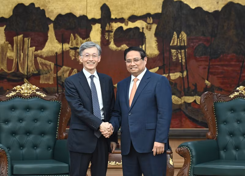 팜 민 찐(Pham Minh Chinh) 베트남 총리(오른쪽)가 오카무라 켄지(Kenji Okamura) 국제통화기금(IMF) 부총재를 접견하고 있다. (사진: NDO)