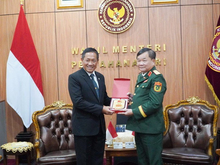 베트남 호앙 쑤언 찌엔 국방차관(오른쪽)과 인도네시아 샤프리 샴수딘 국방장관이 9월 18일 자카르타에서 회담을 갖고 있다. (사진: NDO)