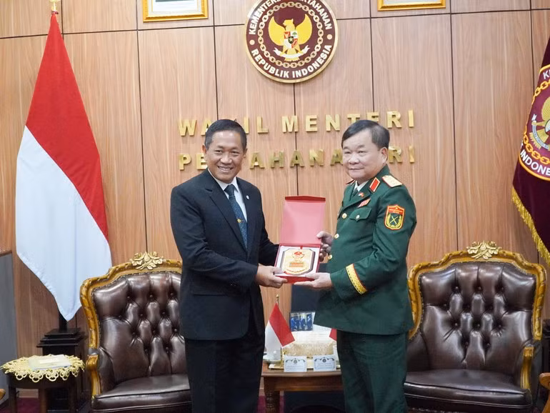 베트남 호앙 쑤언 찌엔 국방차관(오른쪽)과 인도네시아 샤프리 샴수딘 국방장관이 9월 18일 자카르타에서 회담을 갖고 있다. (사진: NDO)