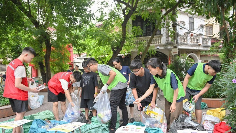 타곰(Tagom) 회원들이 지역 주민들에게 유기 폐기물과 무기 폐기물을 구분하는 방법을 안내하고 있다.