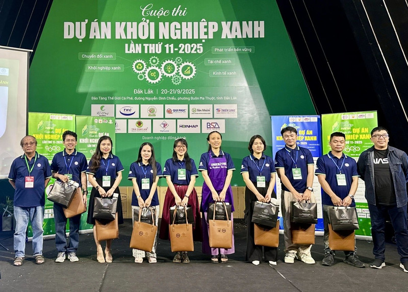 2025 그린 스타트업 프로젝트 경진대회 수상자들이 시상식에서 단체 사진을 촬영하고 있다. (사진: VOV)